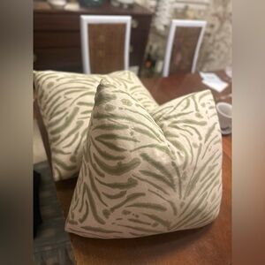 Green Patterned Throw Pillow Set